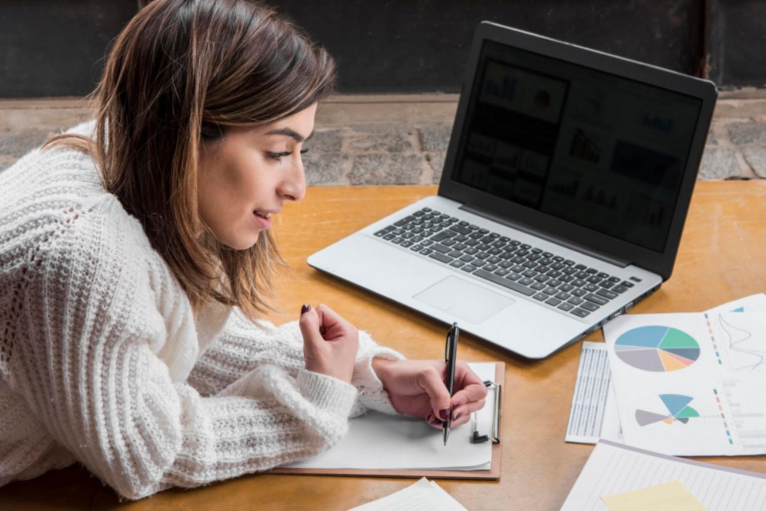 Budgetplanung am Laptop mit Unterlagen
