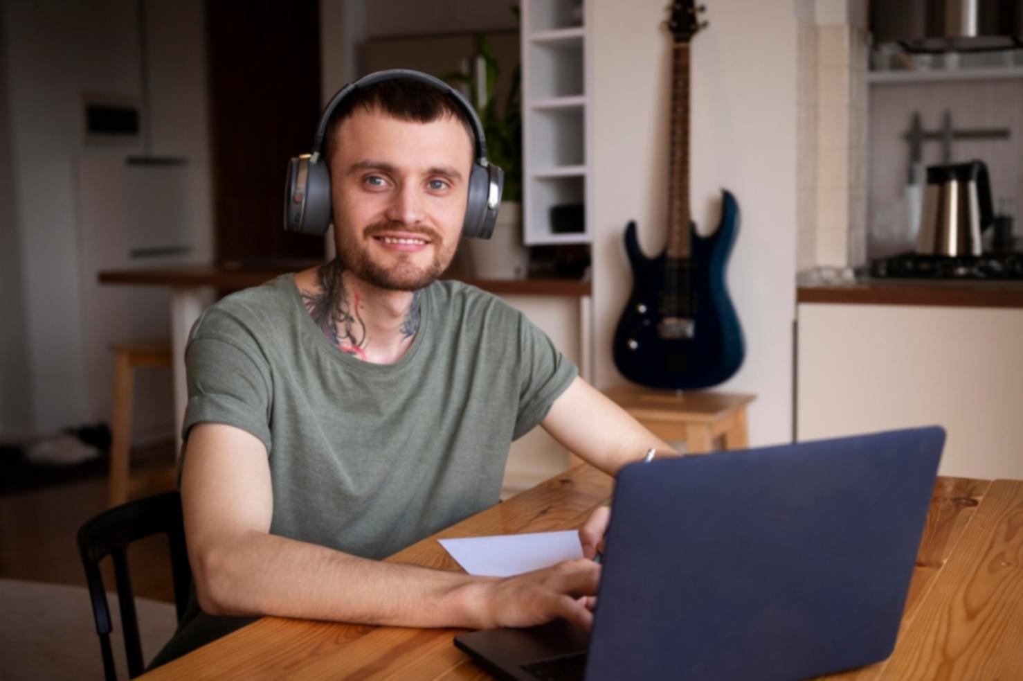 Team bei der Projektplanung mit Budgetunterlagen