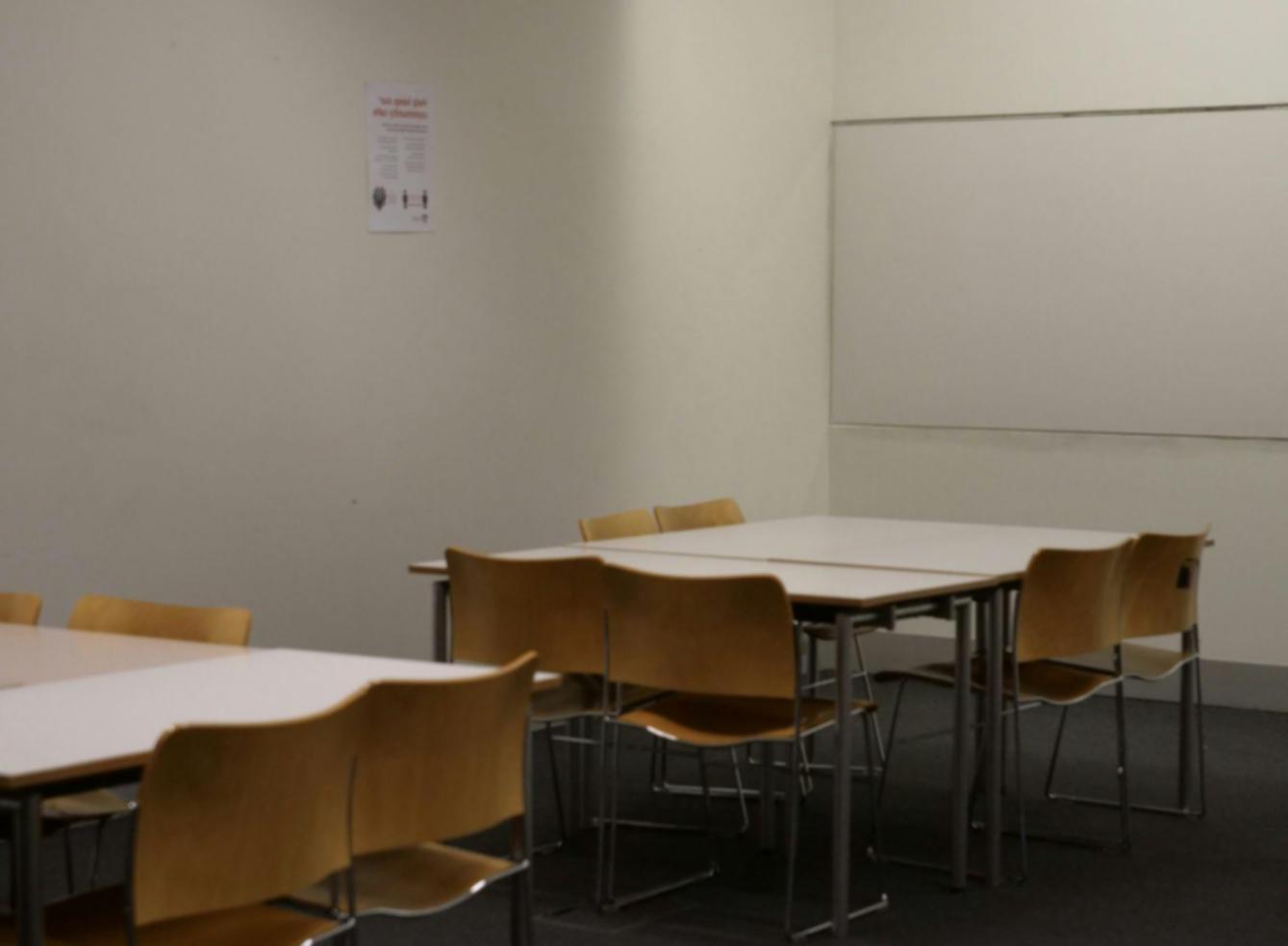 Teilnehmer arbeiten konzentriert an Budgetplanungen in modernem Schulungsraum