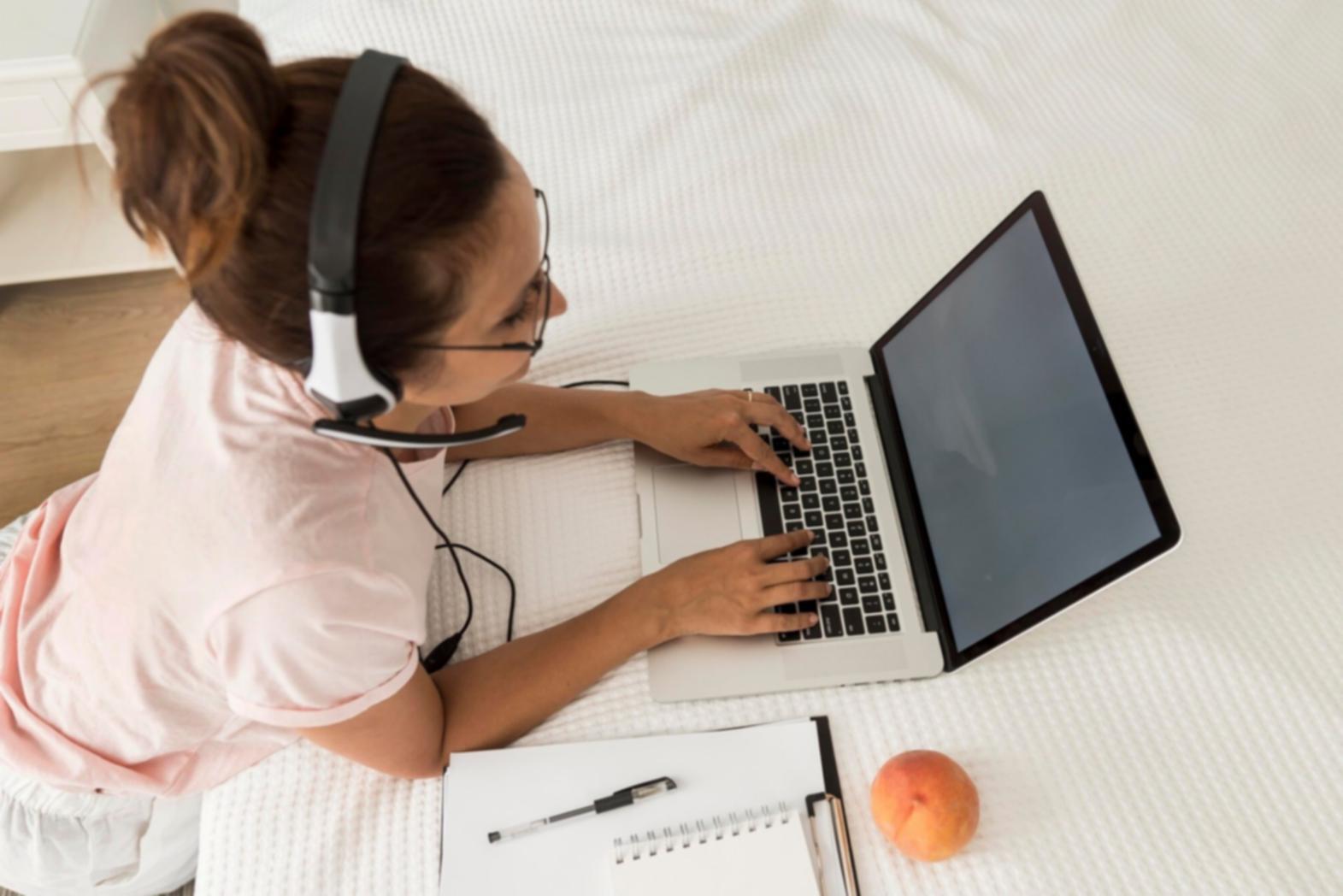 Büroumgebung mit Projektübersichten an der Wand