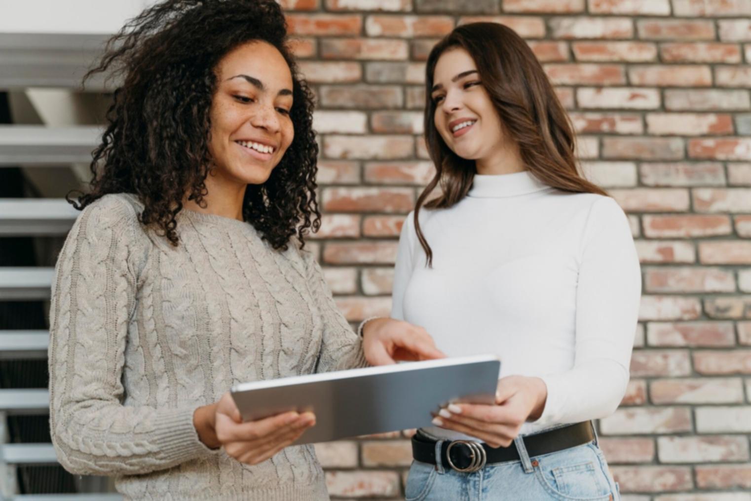 Workshop-Situation mit gemeinsamer Budgetbesprechung am Tisch