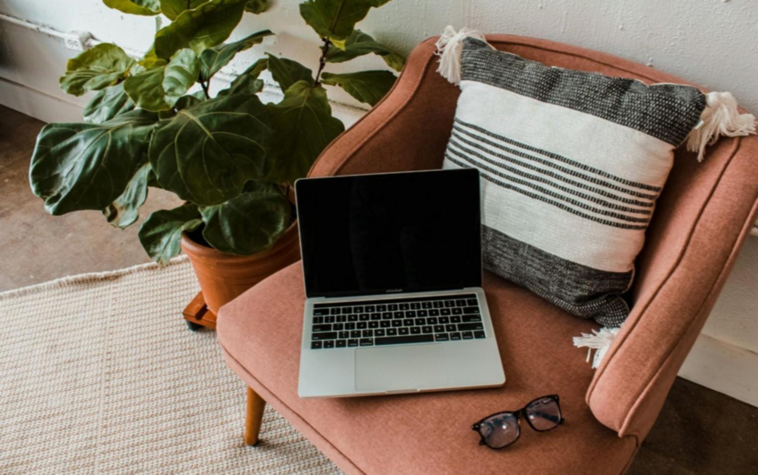 Studierende beim gemeinsamen Projektbudget erstellen